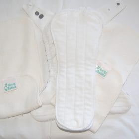 Hemp Babies Doubler z GroVia O.N.E. (levi je manjši, desni je večji Hemp Babies vložek iz konoplje, oba prepognjena za dvojno vpojnost) Še ena super kombinacija za nočno uporabo.