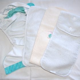 Večji prepognjen Hemp Babies Doubler in BumGenius Original 5.0. pralna plenička z obema vložkoma (primer vstavljanja v žepek za idealno nočno pleničko)