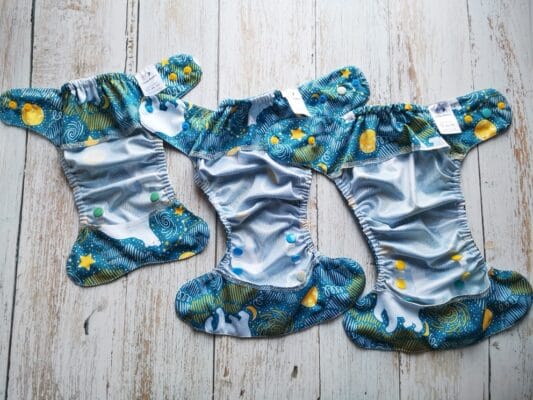 Prekrivne hlačke Little Rhino - Od leve proti desni:: newborn (za novorojenčke), OS Fit (univerzalno velika, ožja med nogami - 12cm), OS Fit (univerzalno velika, normalno široka med nogami - 14cm)