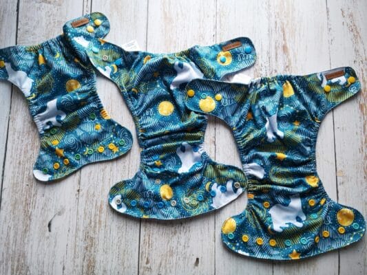 Prekrivne hlačke Little Rhino - Od leve proti desni:: newborn (za novorojenčke), OS Fit (univerzalno velika, ožja med nogami - 12cm), OS Fit (univerzalno velika, normalno široka med nogami - 14cm)